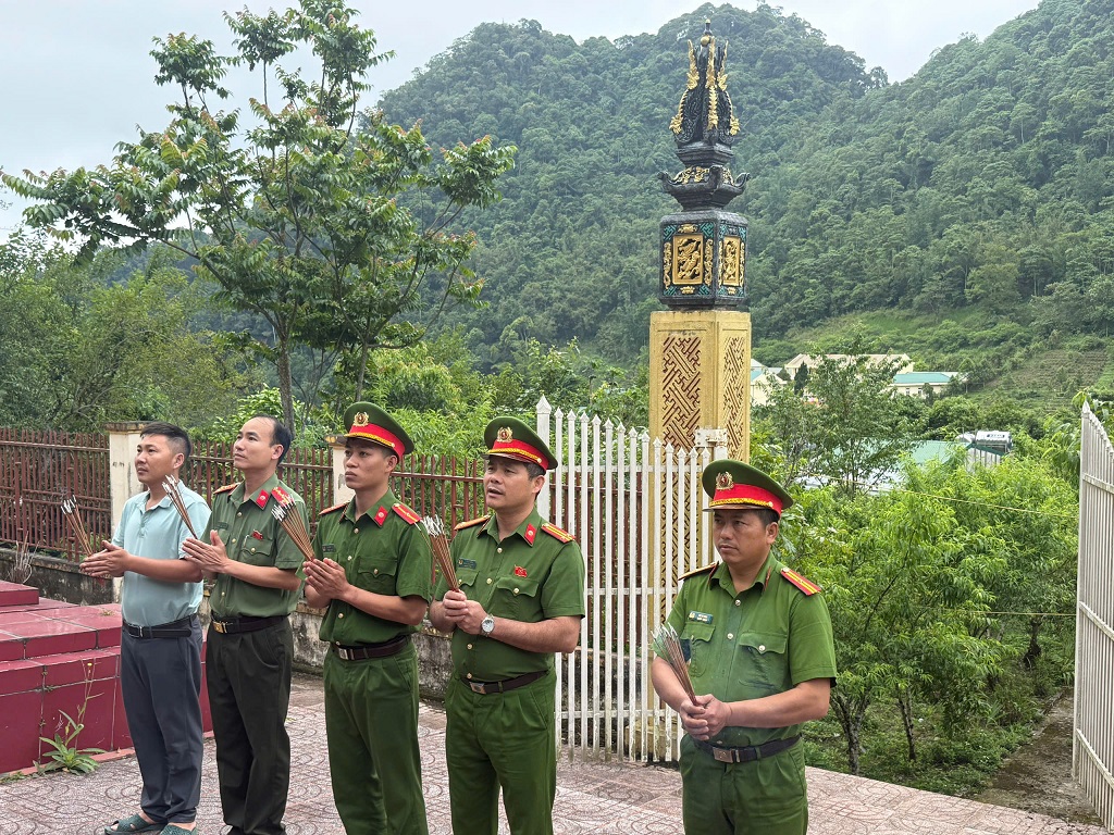 Công an xã Mường Lống dâng hoa, dâng hương tại Nghĩa trang Liệt sĩ