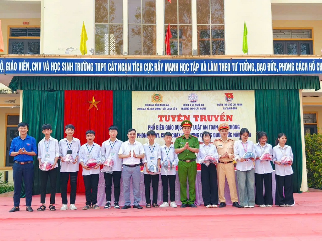 Tặng mũ bảo hiểm cho học sinh có hoàn cảnh khó khăn