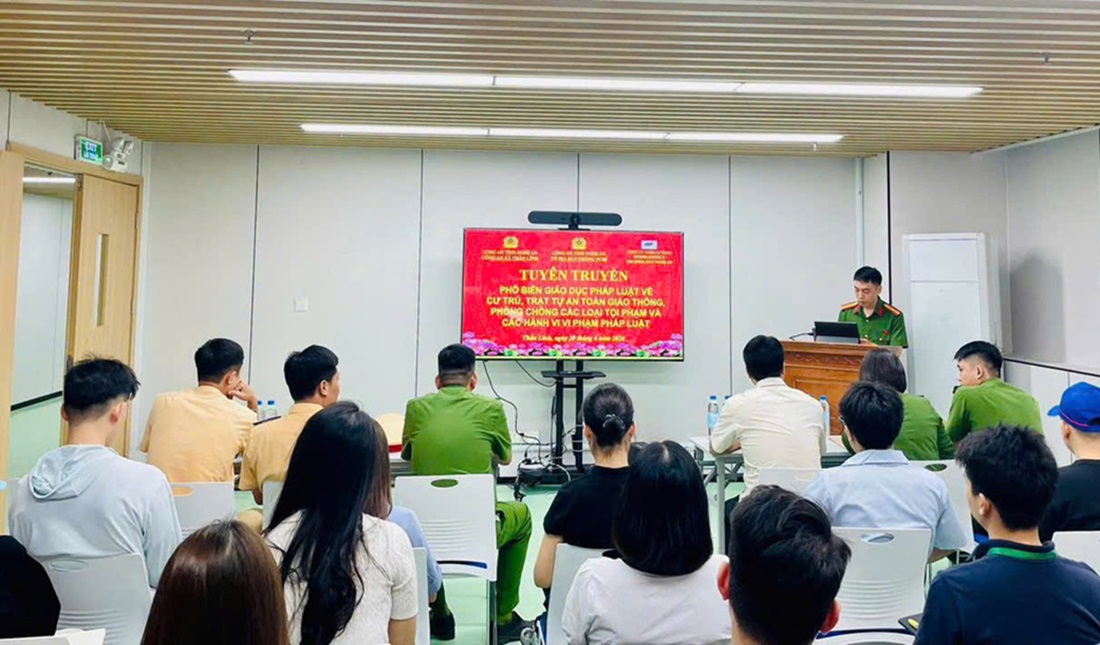 Công an xã Thần Lĩnh tuyên truyền pháp luật cho người lao động