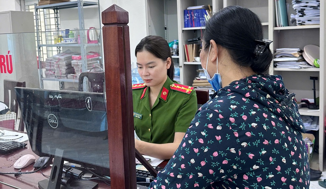 Công an xã Lam Thành hỗ trợ người dân nhận lại tiền chuyển nhầm