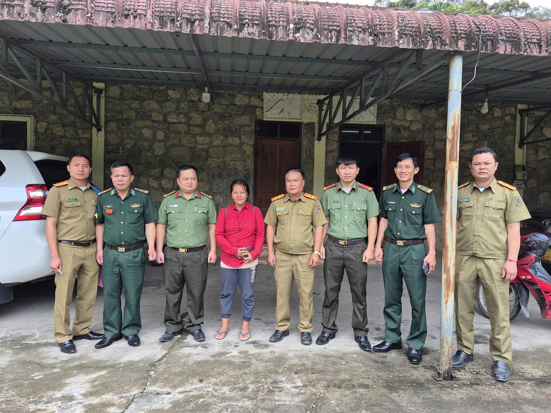 Công an xã Mường Xén phối hợp với Đồn Biên phòng Cửa khẩu quốc tế Nậm Cắn bàn giao chị Gia Y Xía cho lực lượng chức năng Lào