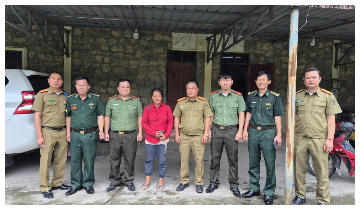 Công an xã Mường Xén nhanh chóng hỗ trợ người phụ nữ quốc tịch Lào đi lạc trở về quê an toàn