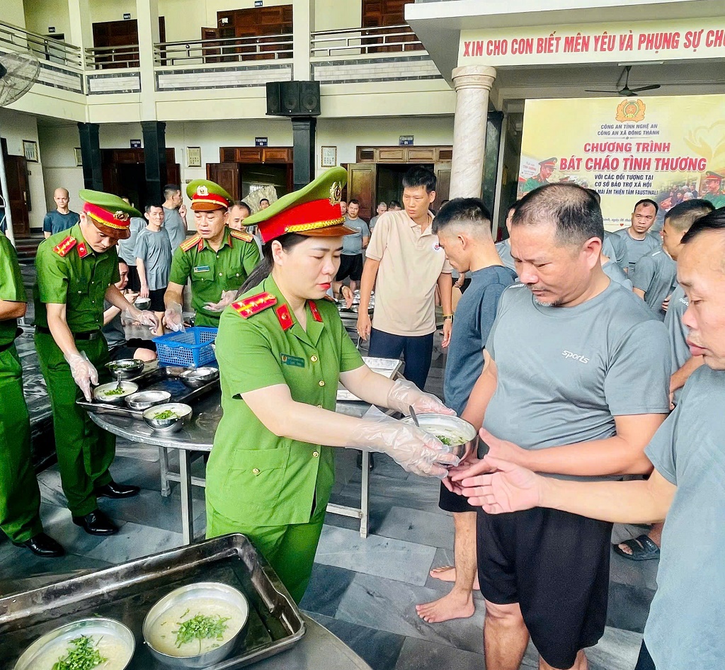 Tổ chức chương trình bát cháo tình thương