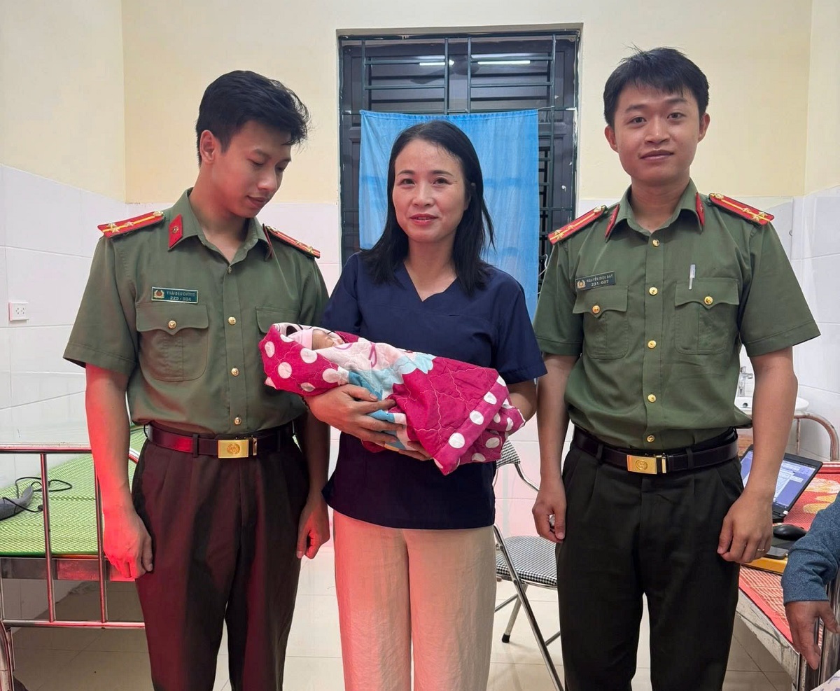 Công an xã Xuân Lâm kịp thời hỗ trợ, chăm sóc trẻ sơ sinh bị bỏ rơi