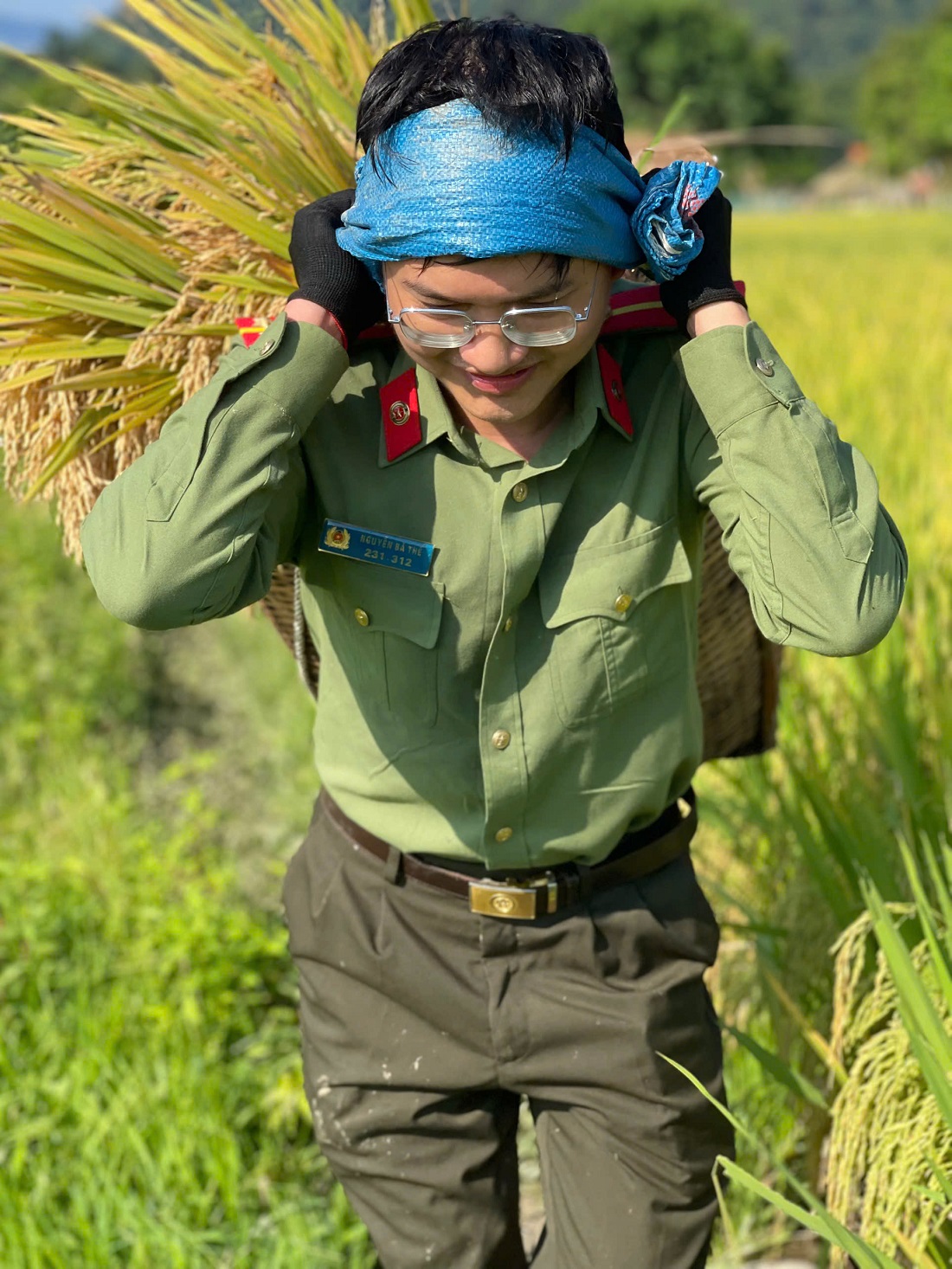 Công an xã Môn Sơn hỗ trợ gia đình bà Hà Thị Hào thu hoạch lúa