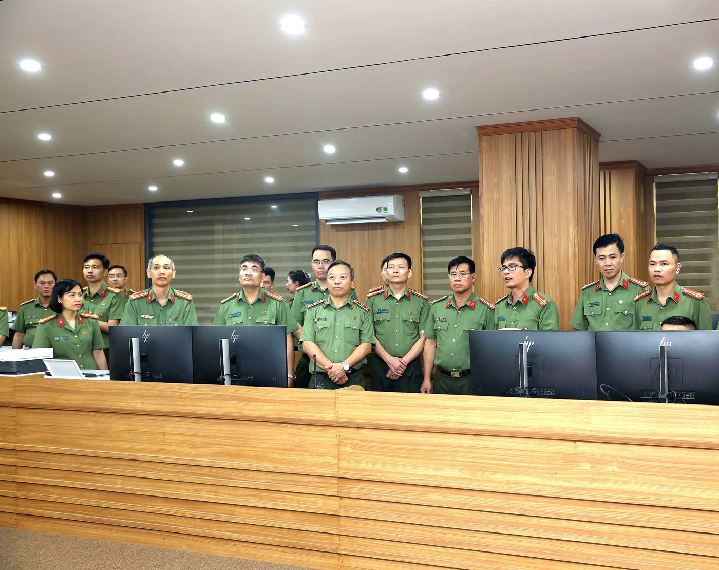 Đoàn công tác Học viện Chính trị Công an nhân dân dâng hoa, dâng hương tưởng niệm Chủ tịch Hồ Chí Minh và tham quan hệ thống giám sát an ninh tại Trung tâm thông tin chỉ huy Công an tỉnh