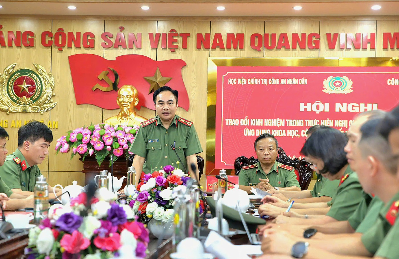 Đại tá Nguyễn Huy Khích, Phó Giám đốc Công an tỉnh Nghệ An phát biểu tại Hội nghị