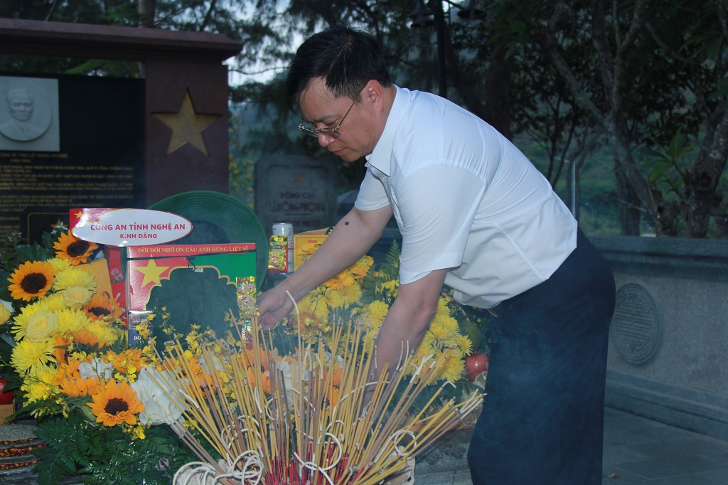 Công an tỉnh Nghệ An dâng hoa, dâng hương tưởng niệm Anh hùng liệt sĩ tại Nghĩa trang Hàng Dương