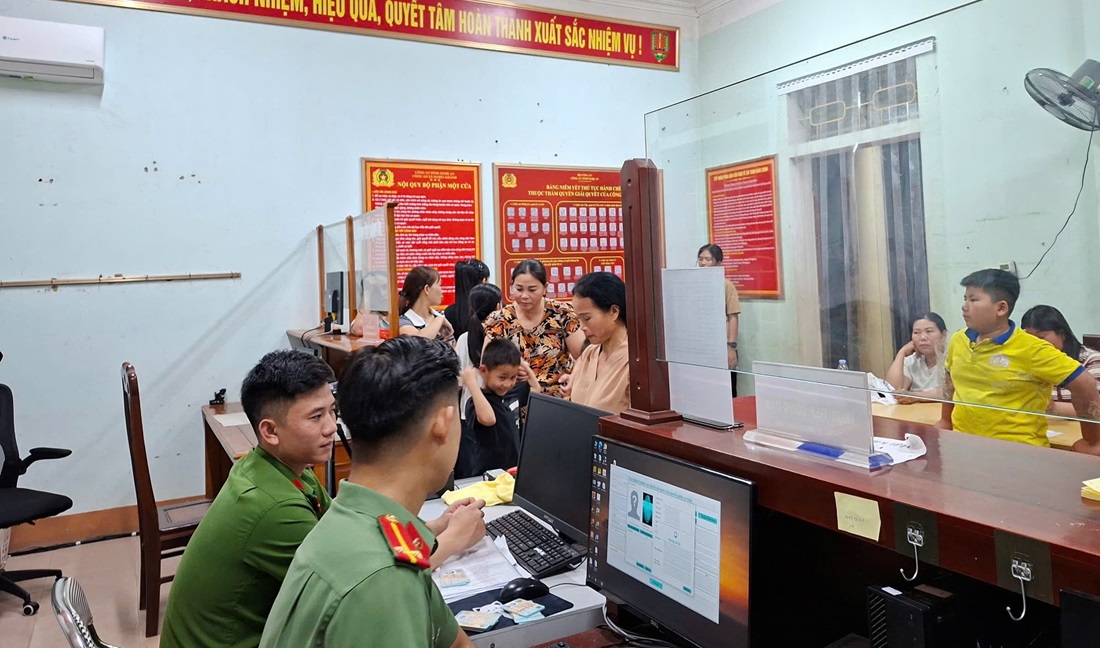 Công an xã Nghĩa Khánh cấp định danh điện tử mức độ 2 cho công dân từ 6 đến 14 tuổi