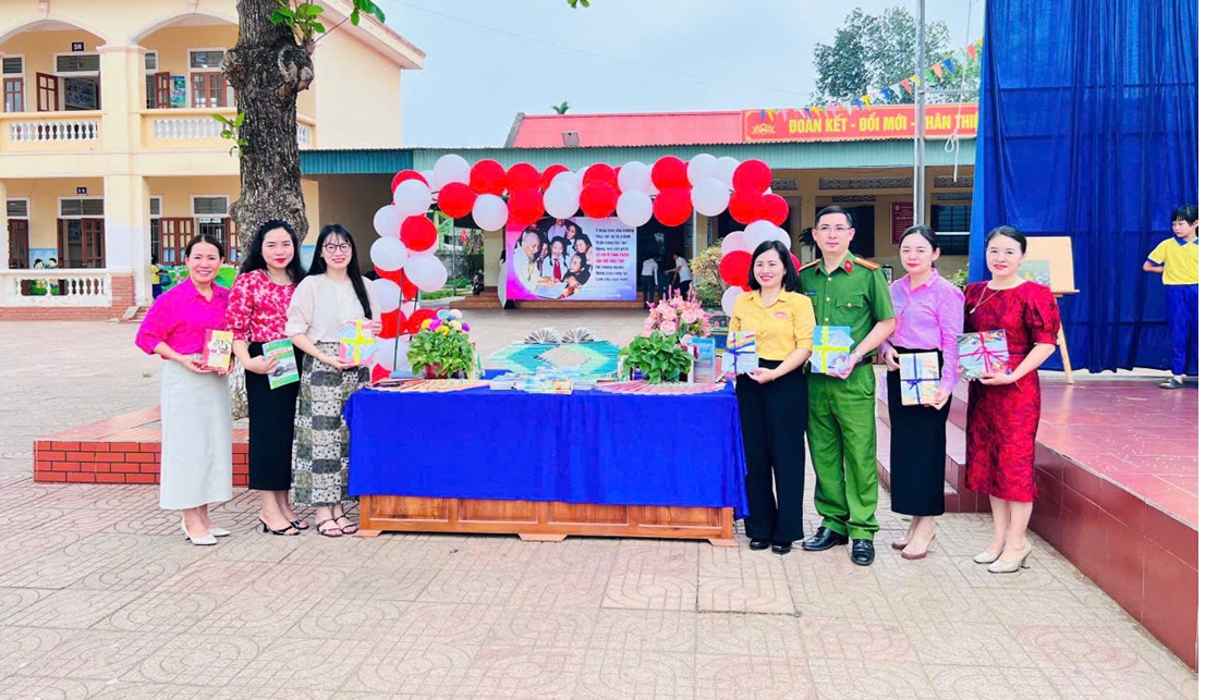 Công an xã Nghĩa Đàn hưởng ứng Ngày Sách và Văn hóa đọc