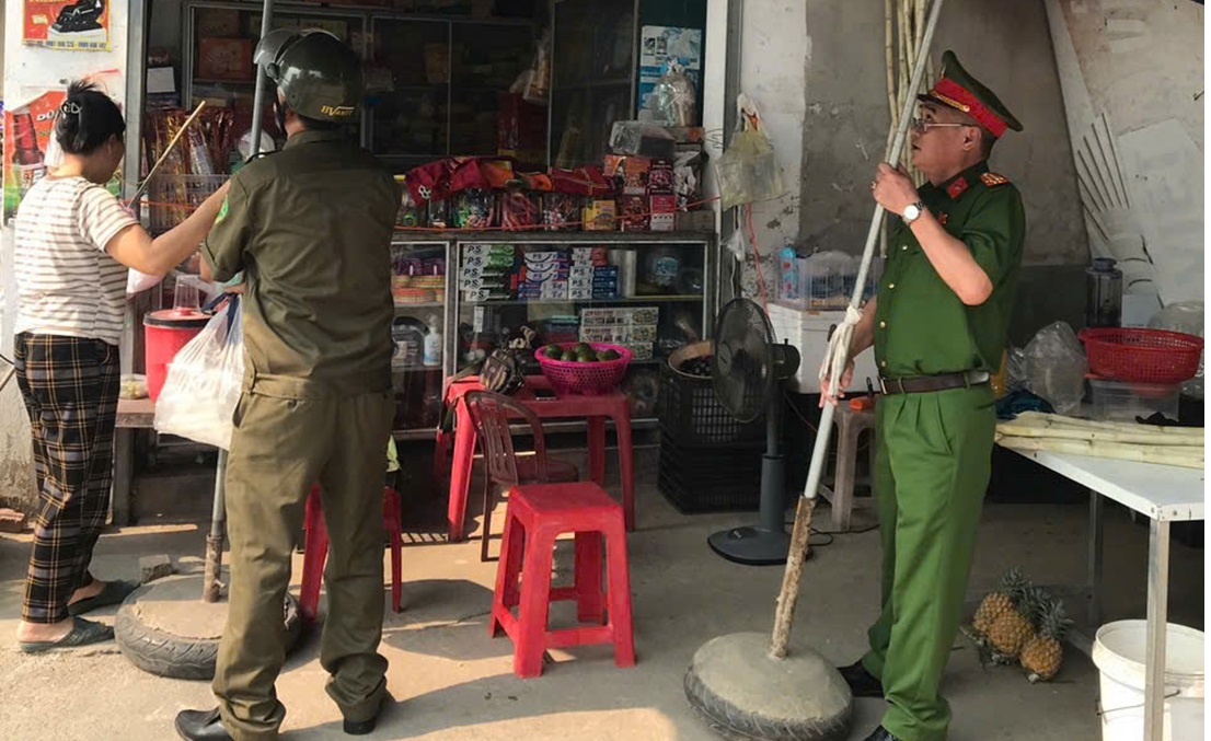 Công an xã Nghi Lộc ra quân giải tỏa hành lang an toàn giao thông