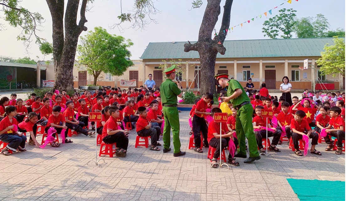 Công an xã Lam Thành tuyên truyền pháp luật tại trường học