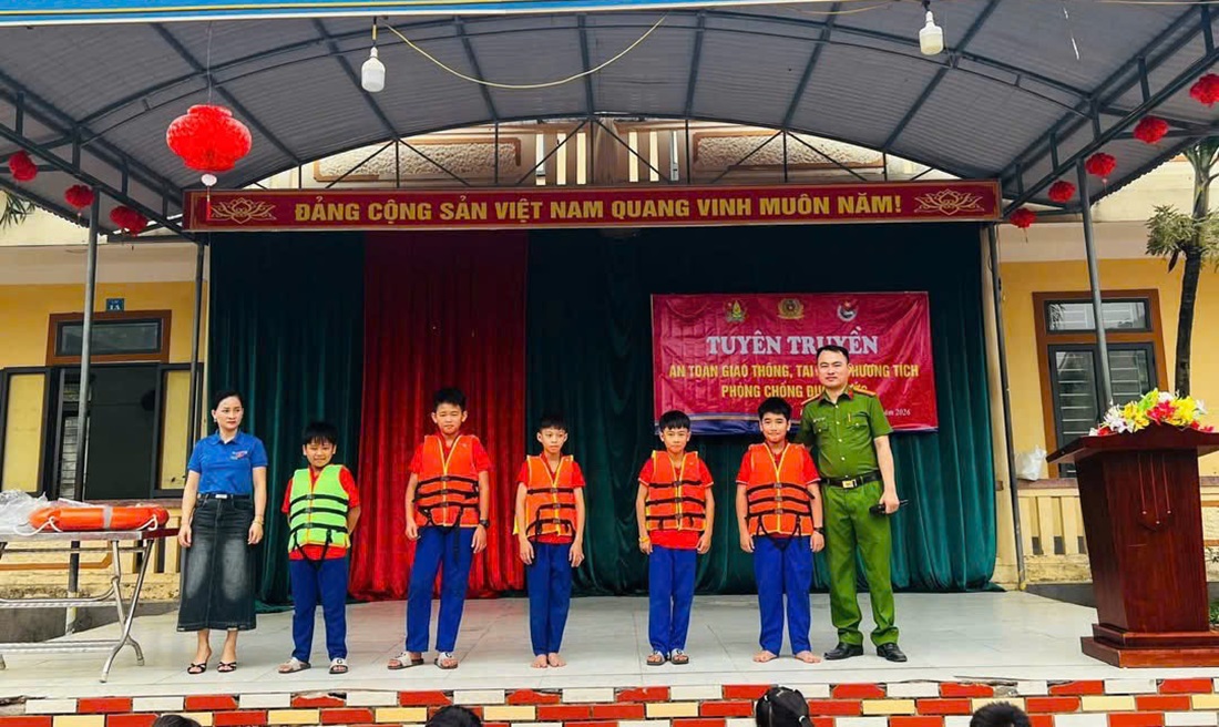 Công an xã Hải Lộc tuyên truyền pháp luật tại trường học