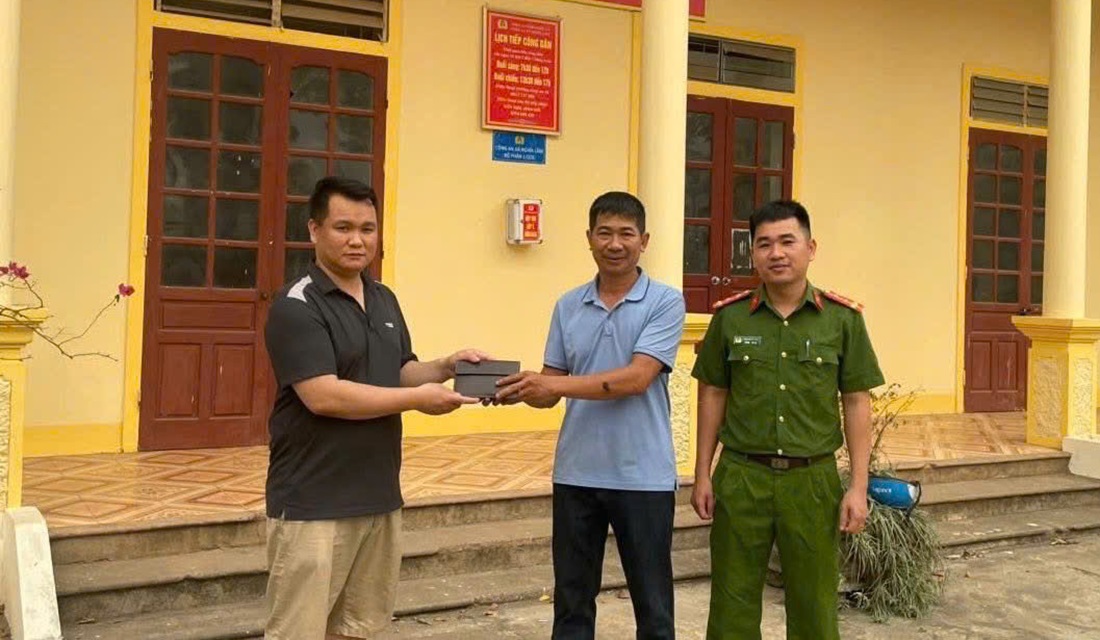 Công an xã Nghĩa Lâm hỗ trợ người dân nhận lại tài sản đánh rơi