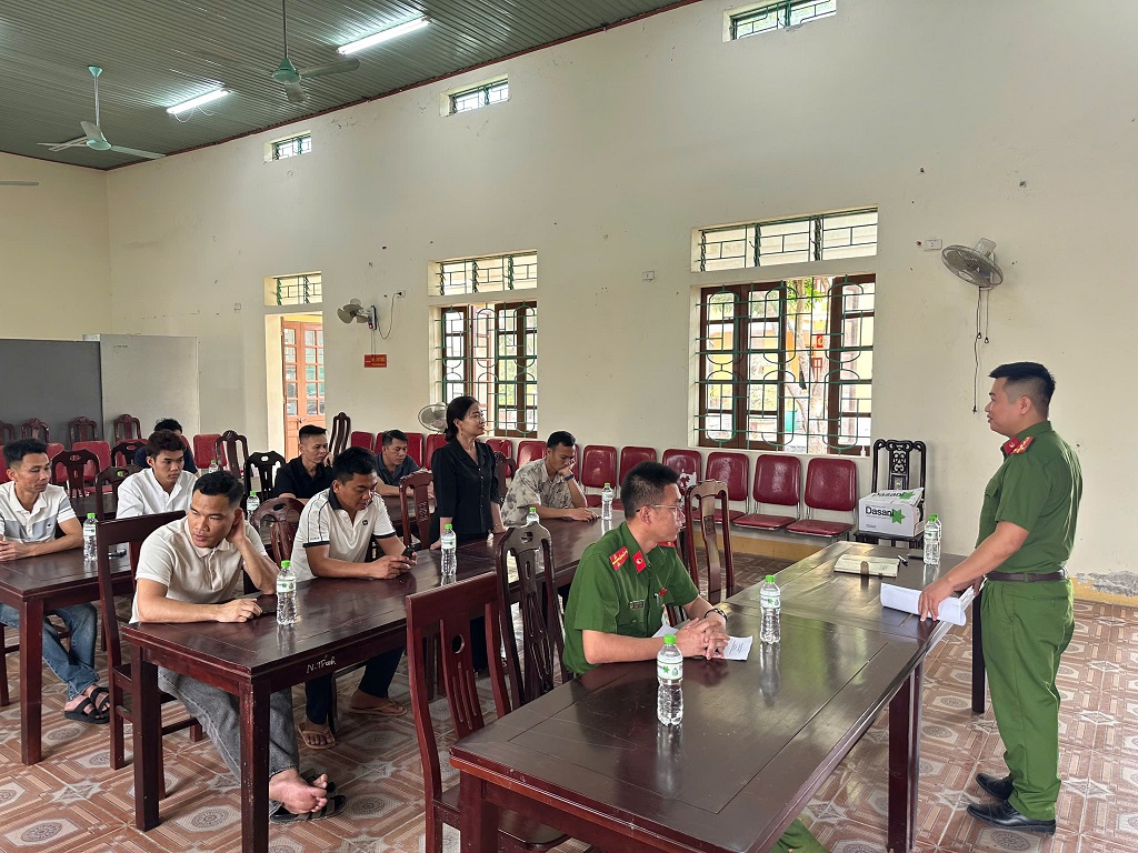 Công an xã Nam Đàn tuyên truyền an toàn vệ sinh thực phẩm cho cơ sở kinh doanh