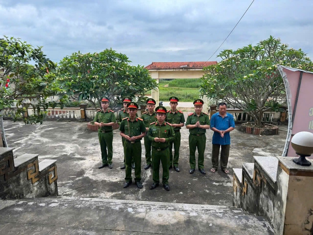 Công an xã Tân An dâng hương tưởng niệm Anh hùng liệt sĩ