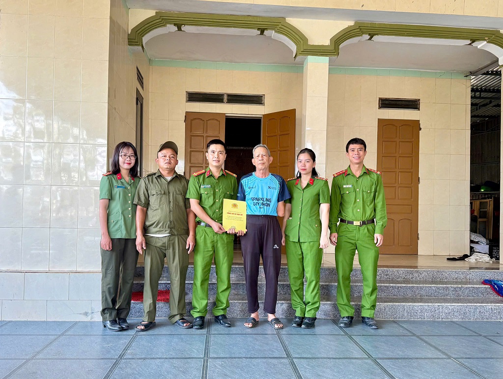 Công an xã Vạn An thăm hỏi, động viên thương binh, bệnh binh trên địa bàn