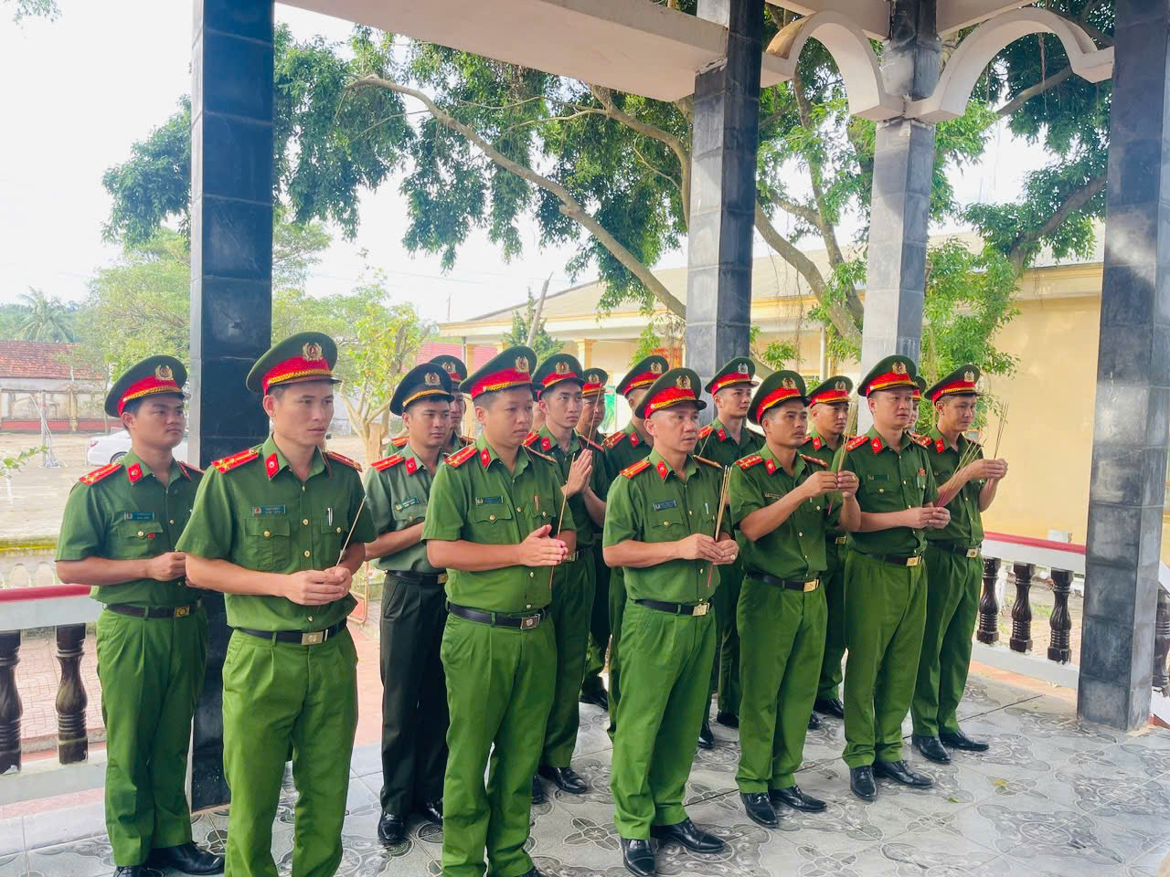 Công an xã Nghĩa Đồng dâng hoa, dâng hương tưởng niệm Anh hùng liệt sĩ