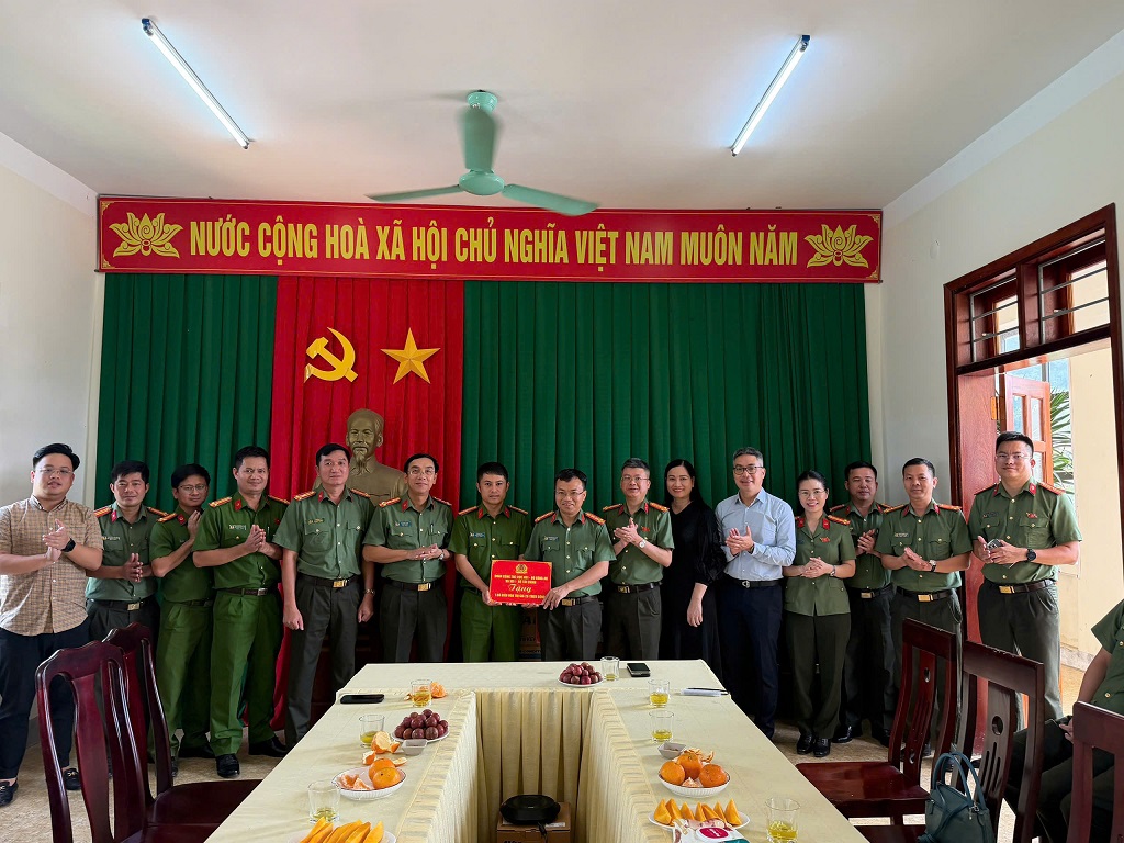Thăm và tặng quà cán bộ, chiến sĩ Công an xã Đại Huệ