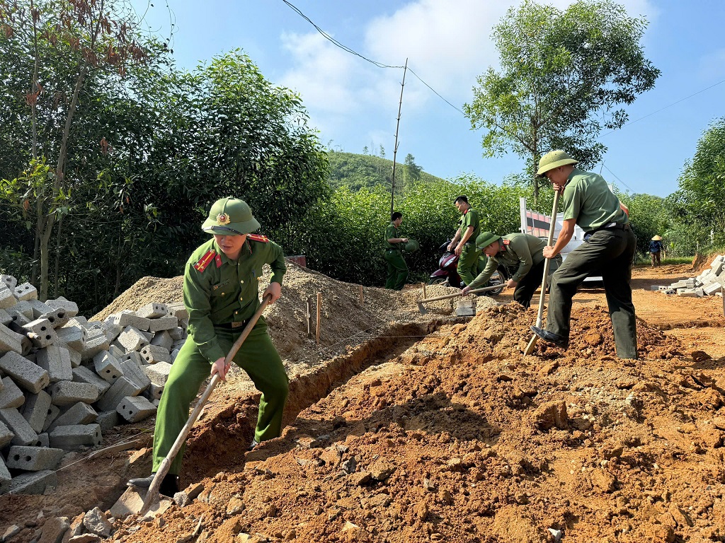 Công an xã Tân An hỗ trợ xây nhà tình nghĩa tặng hộ nghèo