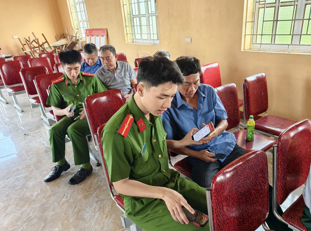 Công an xã Nghĩa Đồng hỗ trợ cài đặt sổ tay đảng viên điện tử và tích hợp tài khoản an sinh xã hội trên ứng dụng VNeID