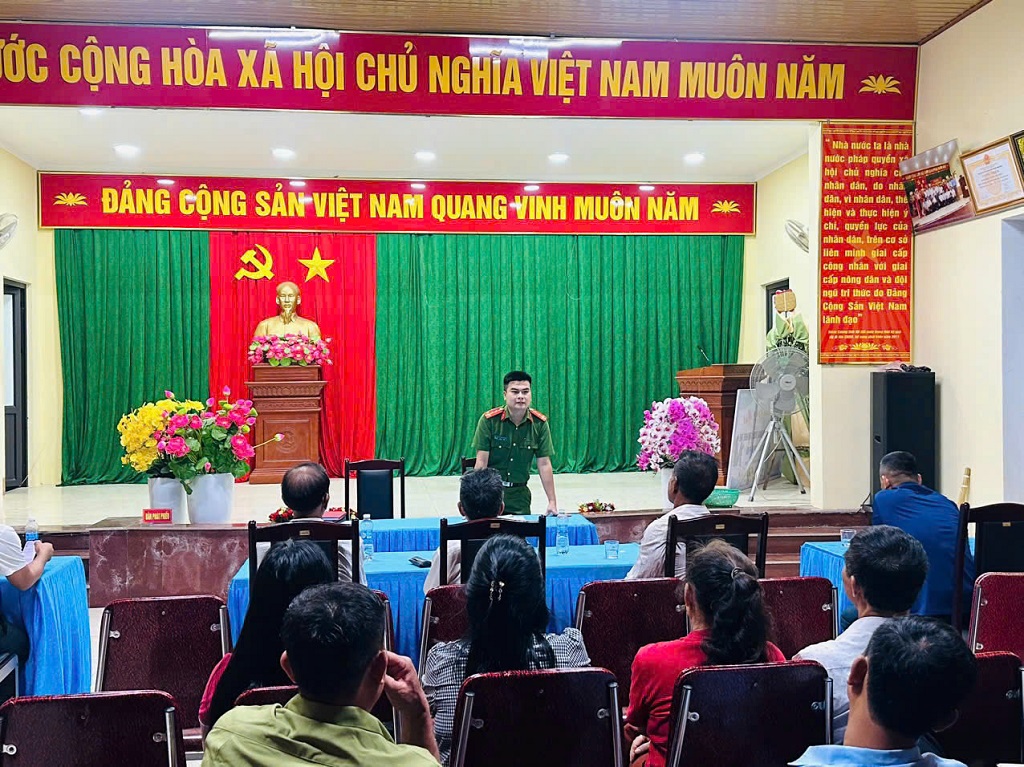 Công an xã Đại Huệ tham gia sinh hoạt chi bộ lồng ghép tuyên truyền, phổ biến pháp luật