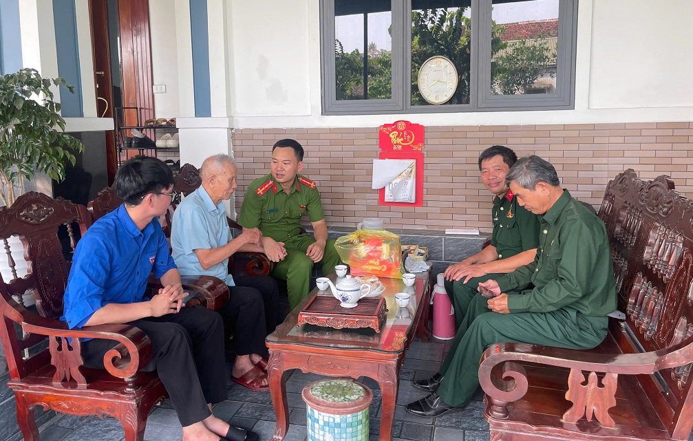 Công an xã Đại Huệ thăm hỏi, tặng quà cựu chiến binh
