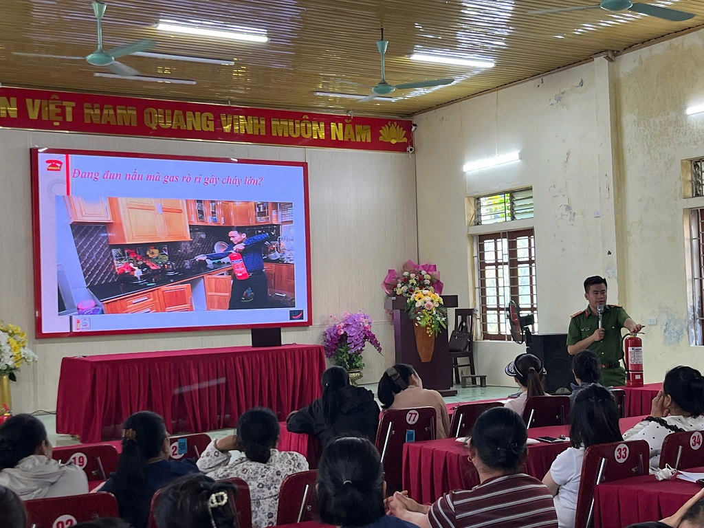 Công an xã Tam Quang phối hợp huấn luyện nghiệp vụ PCCC và CNCH