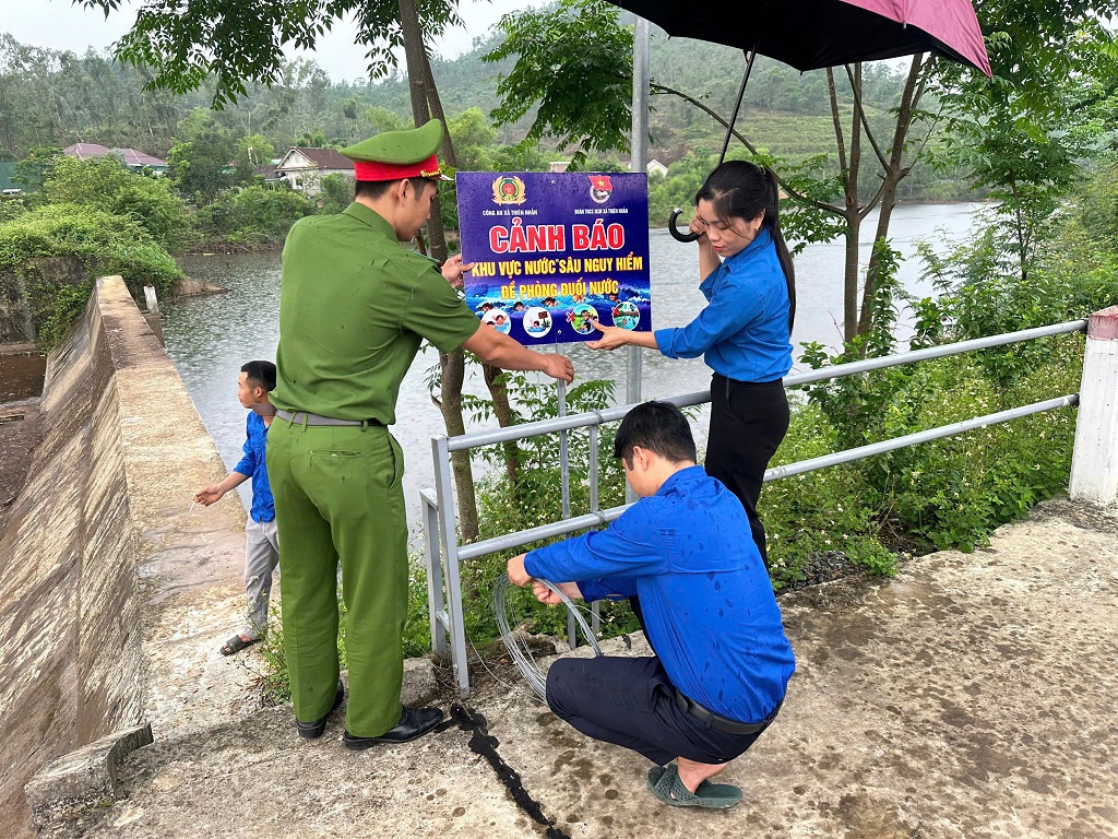 Công an xã Thiên Nhẫn cắm biển báo phòng chống tai nạn đuối nước