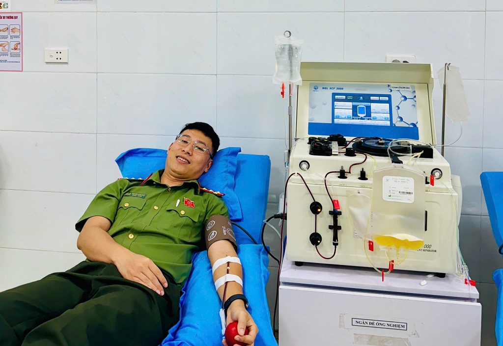 Công an xã Thiên Nhẫn hiến máu cứu người