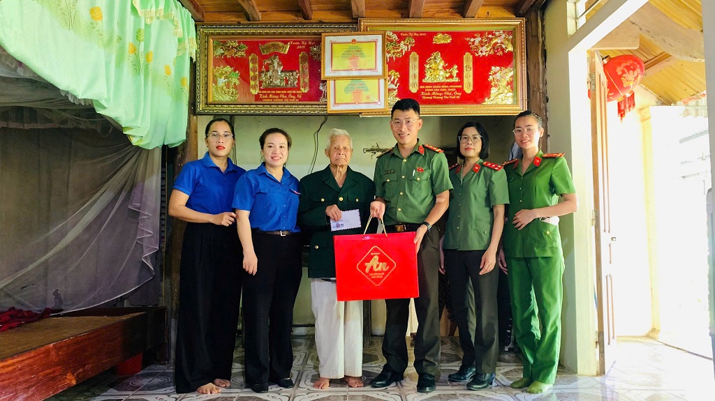 Công an xã Thiên Nhẫn thăm hỏi, tặng quà cựu chiến binh