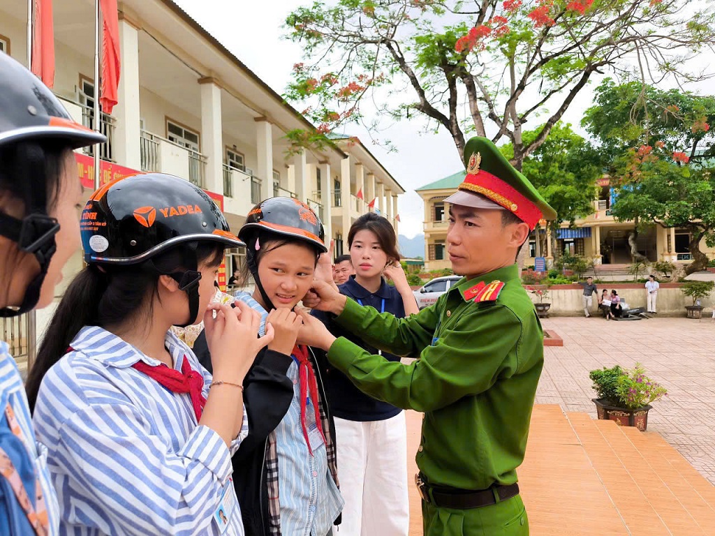 Công an xã Giai Xuân tuyên truyền, phổ biến pháp luật cho học sinh