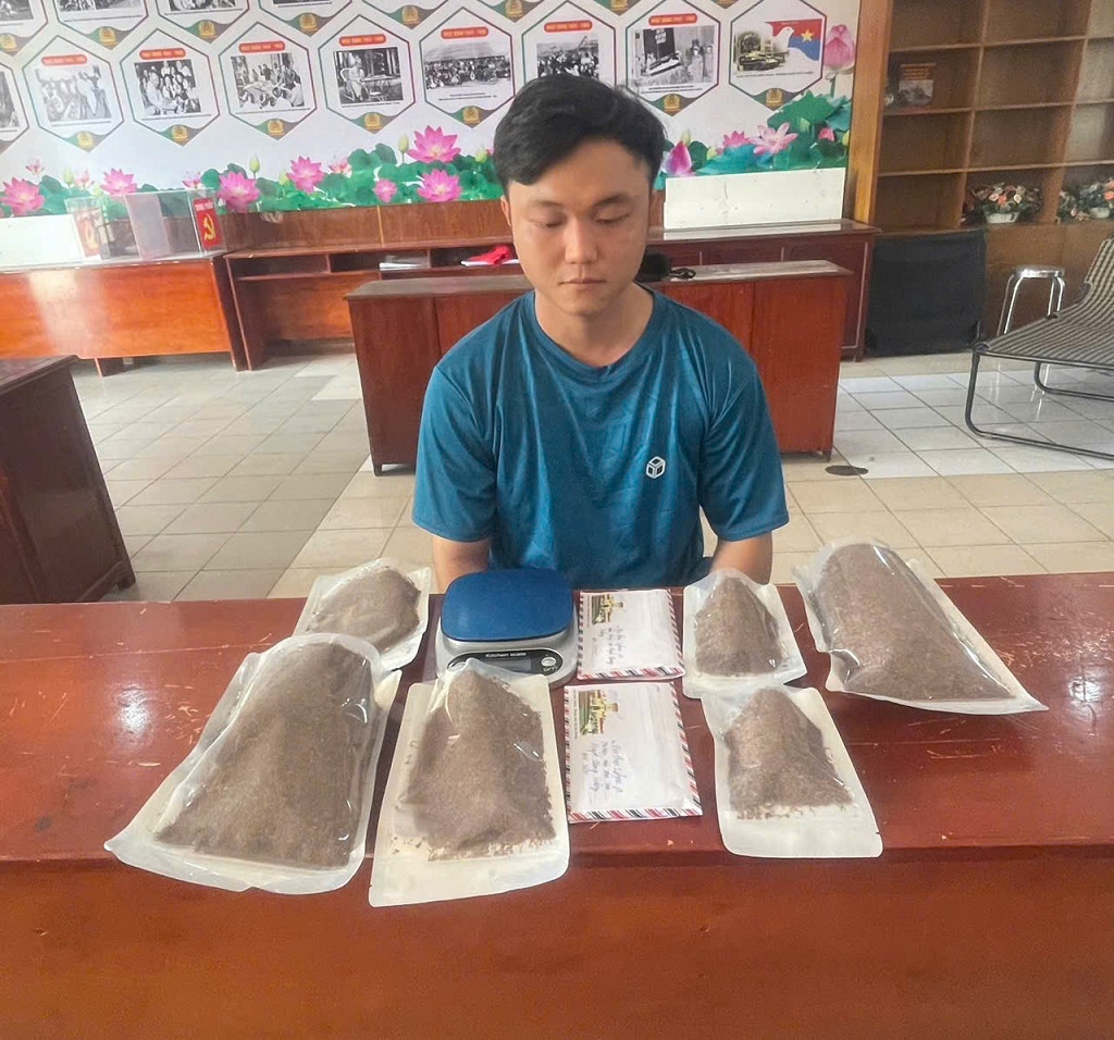 Đối tượng Huỳnh Quang Trường và tang vật tại cơ quan Công an