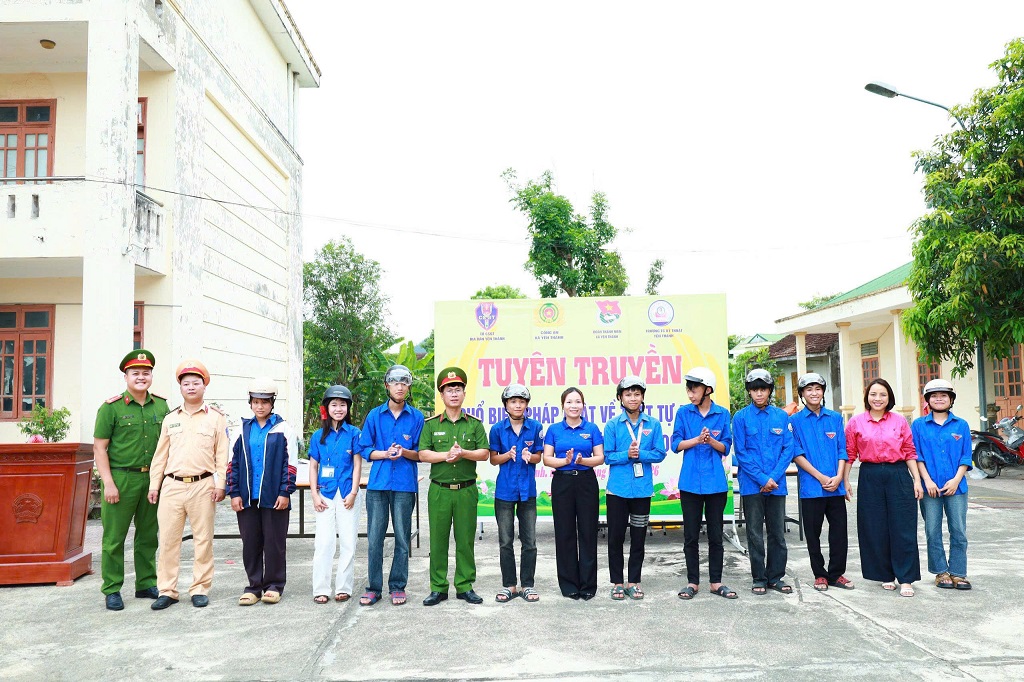 Đại biểu chụp ảnh lưu niệm