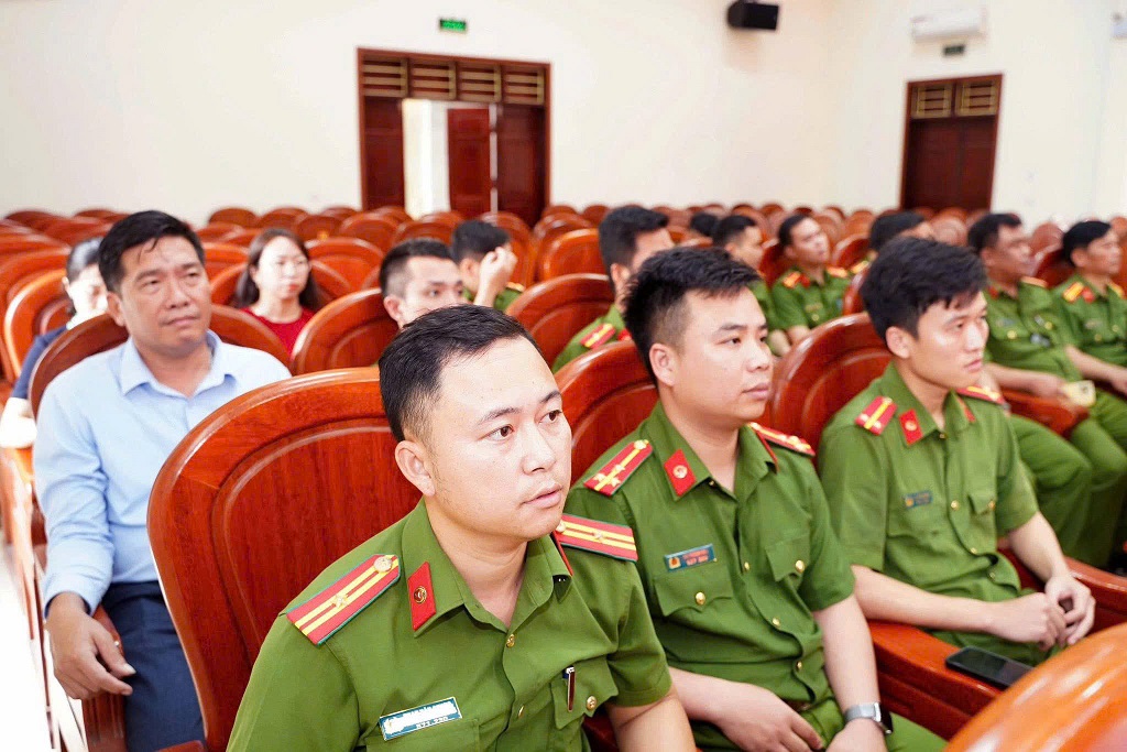 Cán bộ, chiến sĩ tham gia Hội nghị