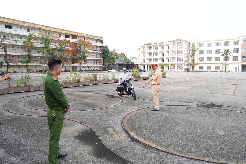 Công an phường Trường Vinh và Đội Cảnh sát giao thông đường bộ số 4 tuyên truyền phổ biến pháp luật trật tự an toàn giao thông và hướng dẫn kỹ năng lái xe an toàn 