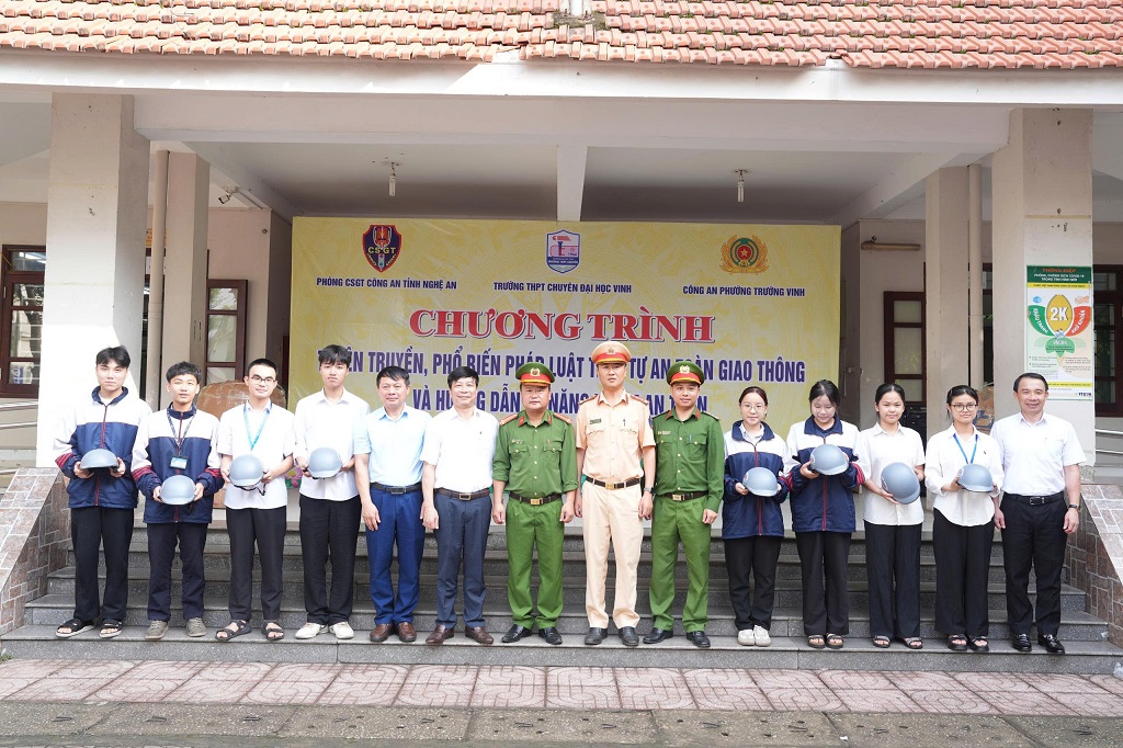 Tuyên truyền, phổ biến pháp luật trật tự an toàn giao thông và hướng dẫn kỹ năng lái xe an toàn