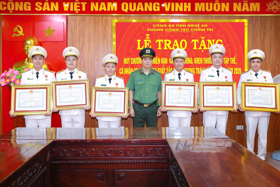 Thừa ủy quyền, đồng chí Đại tá Nguyễn Trọng Khanh, Trưởng phòng Công tác chính trị trao Huy chương Vì an ninh Tổ quốc và Huy chương Chiến sỹ vẻ vang hạng Nhất tặng các cá nhân