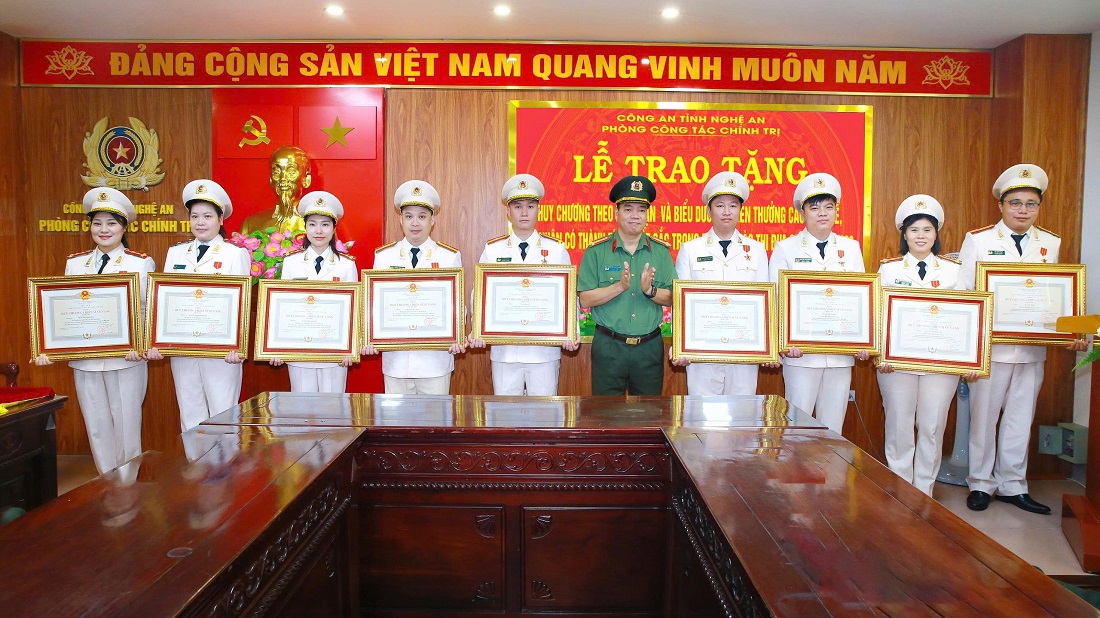 Thừa ủy quyền, đồng chí Đại tá Nguyễn Trọng Khanh, Trưởng phòng Công tác chính trị trao Huy chương Chiến sỹ vẻ vang hạng Nhì và Huy chương Chiến sỹ vẻ vang hạng Ba tặng các cá nhân