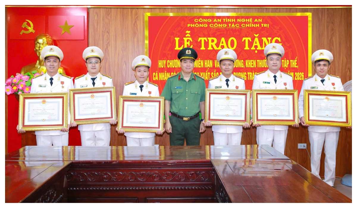 Phòng Công tác chính trị tổ chức lễ trao tặng Huy chương Vì An ninh Tổ quốc và Huy chương Chiến sỹ vẻ vang