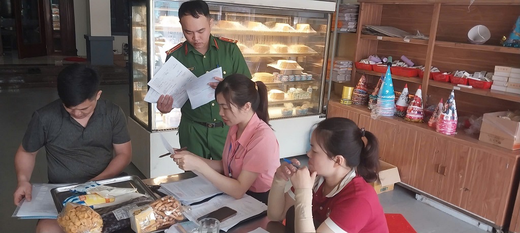 Công an phường Vinh Phú tăng cường kiểm tra vệ sinh an toàn thực phẩm