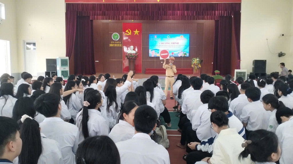 Tuyên truyền pháp luật về an toàn giao thông và hướng dẫn kỹ năng lái xe an toàn tại trường Phổ thông dân tộc nội trú số 2 Nghệ An và trường THPT Nguyễn Trường Tộ   