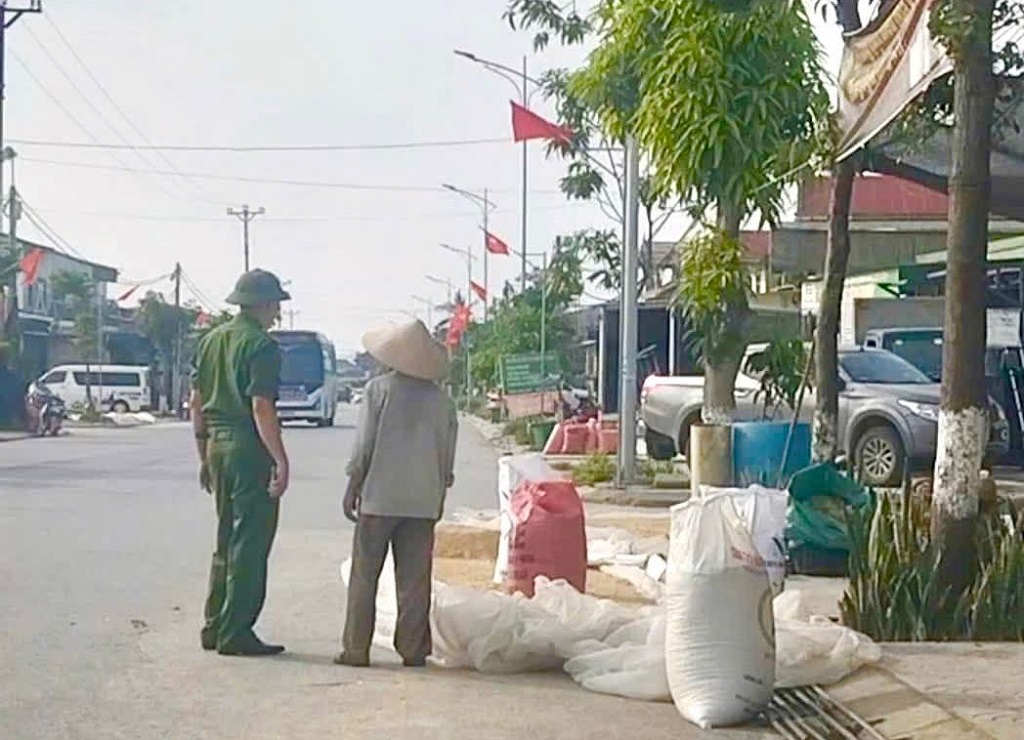 Công an phường Vinh Hưng bảo đảm trật tự an toàn giao thông trong mùa thu hoạch nông sản