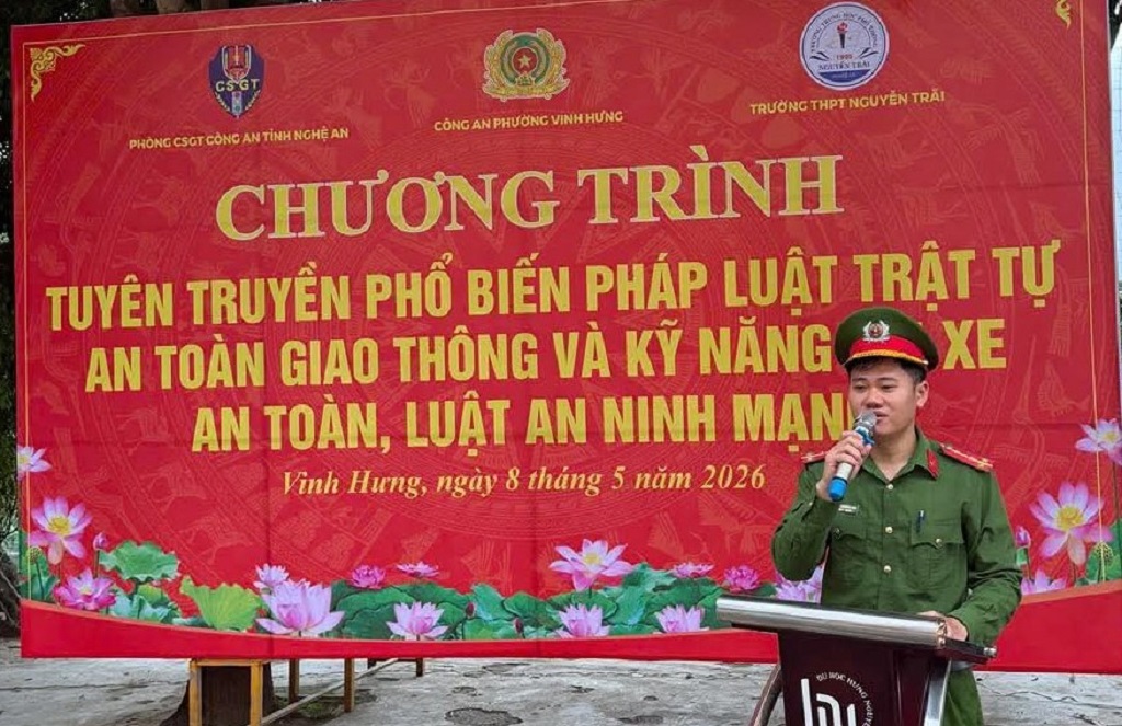 Công an phường Vinh Hưng phối hợp với Đội Cảnh sát giao thông số 4 tuyên truyền bằng hình thức trực quan, giúp học sinh dễ hiểu, dễ nhớ 