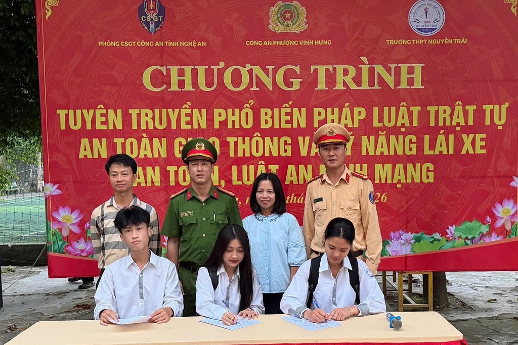 Công an phường Vinh Hưng tuyên truyền pháp luật về ATGT, Luật An ninh mạng và hướng dẫn kỹ năng lái xe an toàn