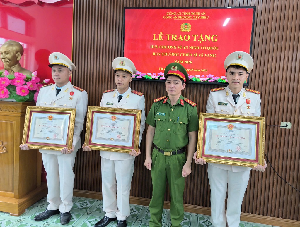 Công an phường Tây Hiếu tổ chức Lễ trao tặng Huy chương vì An ninh Tổ quốc và Huy chương Chiến sĩ vẻ vang các hạng