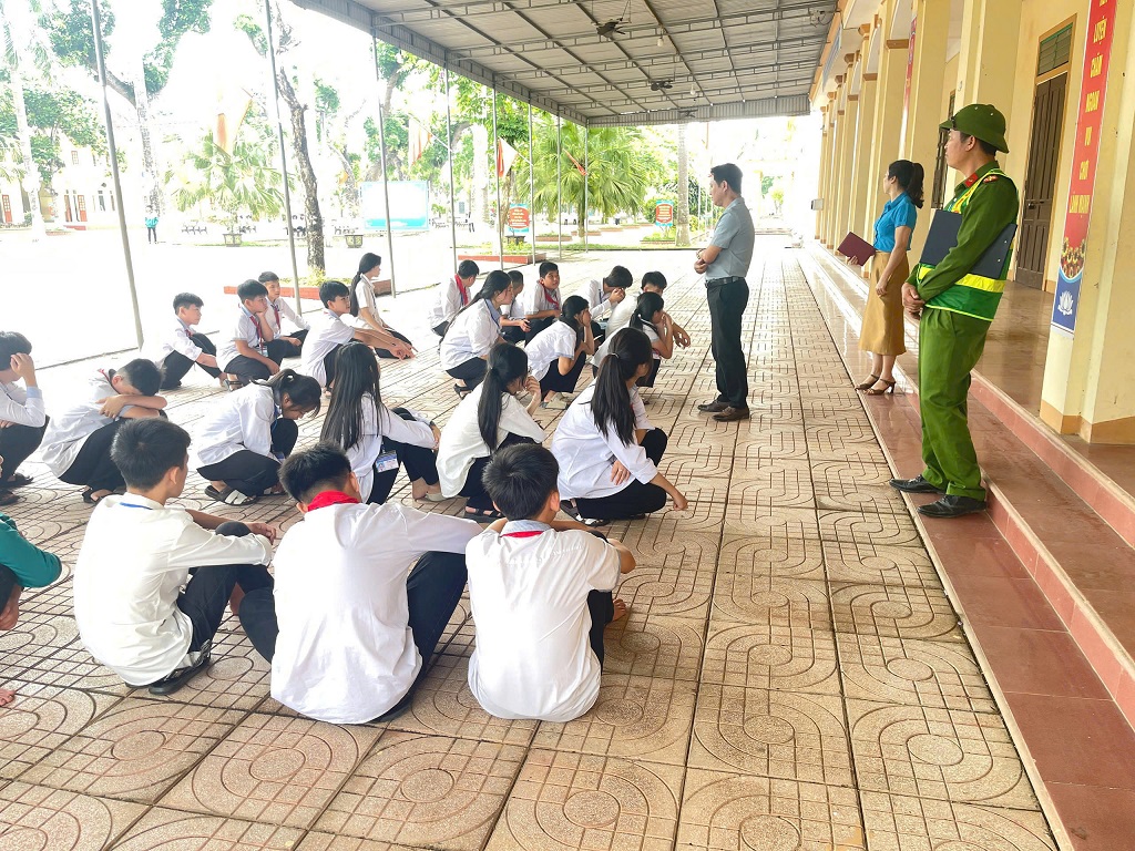 Công an xã Nghĩa Đồng tuyên truyền, phổ biến giáo dục pháp luật cho học sinh