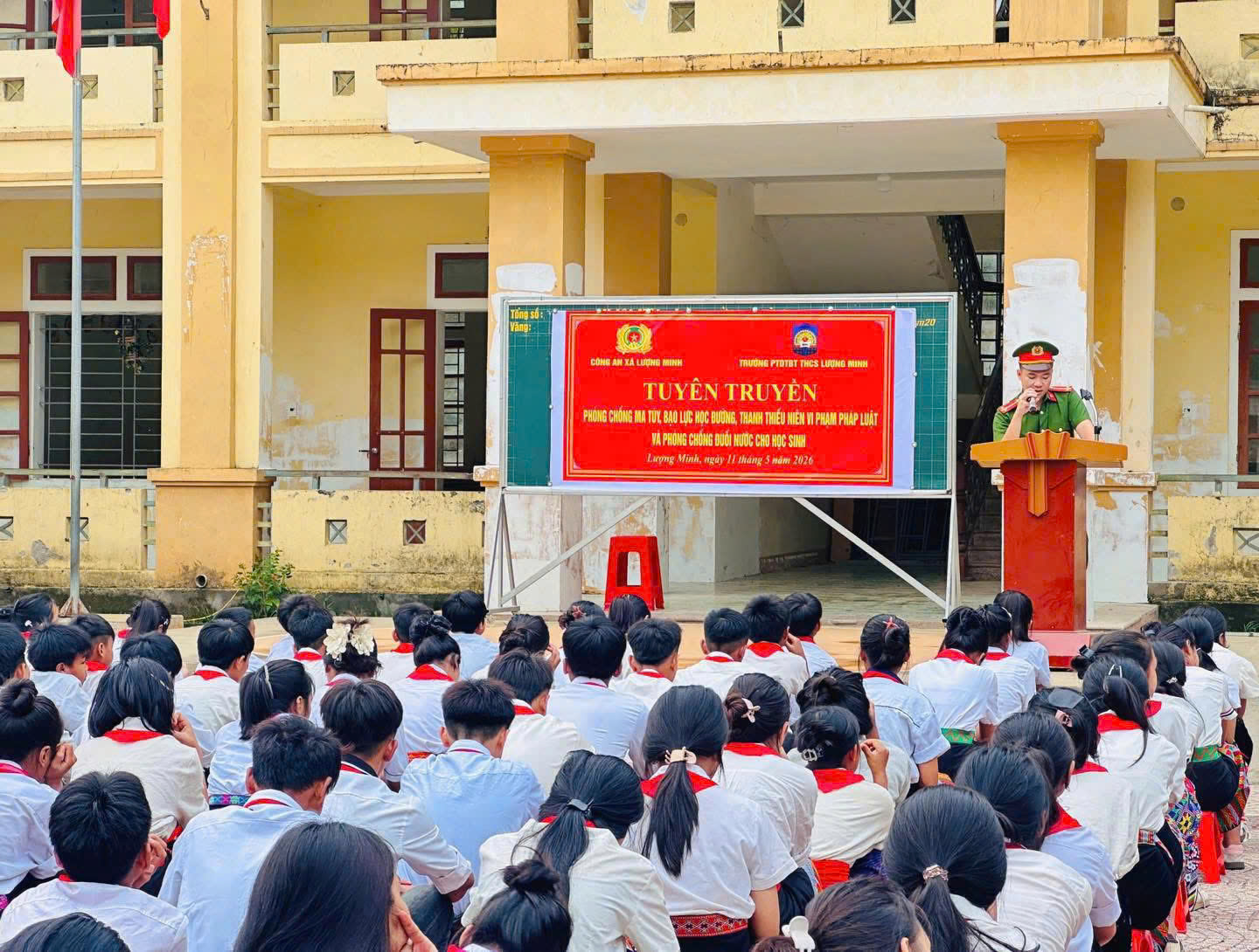 Công an xã Lượng Minh tuyên truyền, phổ biến pháp luật cho học sinh