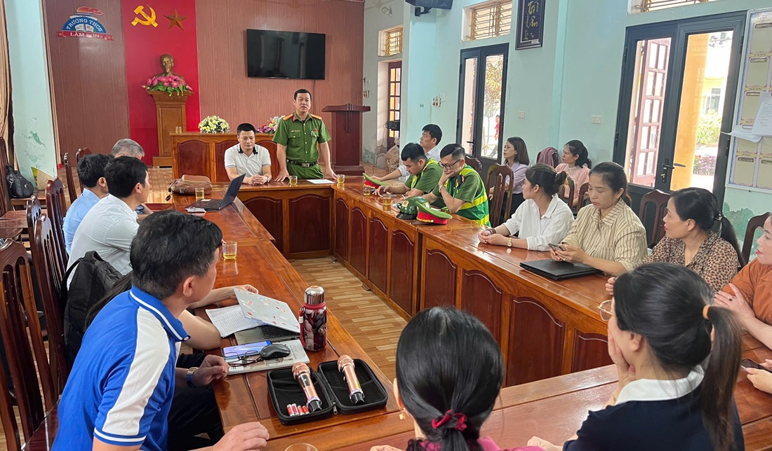 Công an xã Nghĩa Lâm tuyên truyền pháp luật về trật tự ATGT