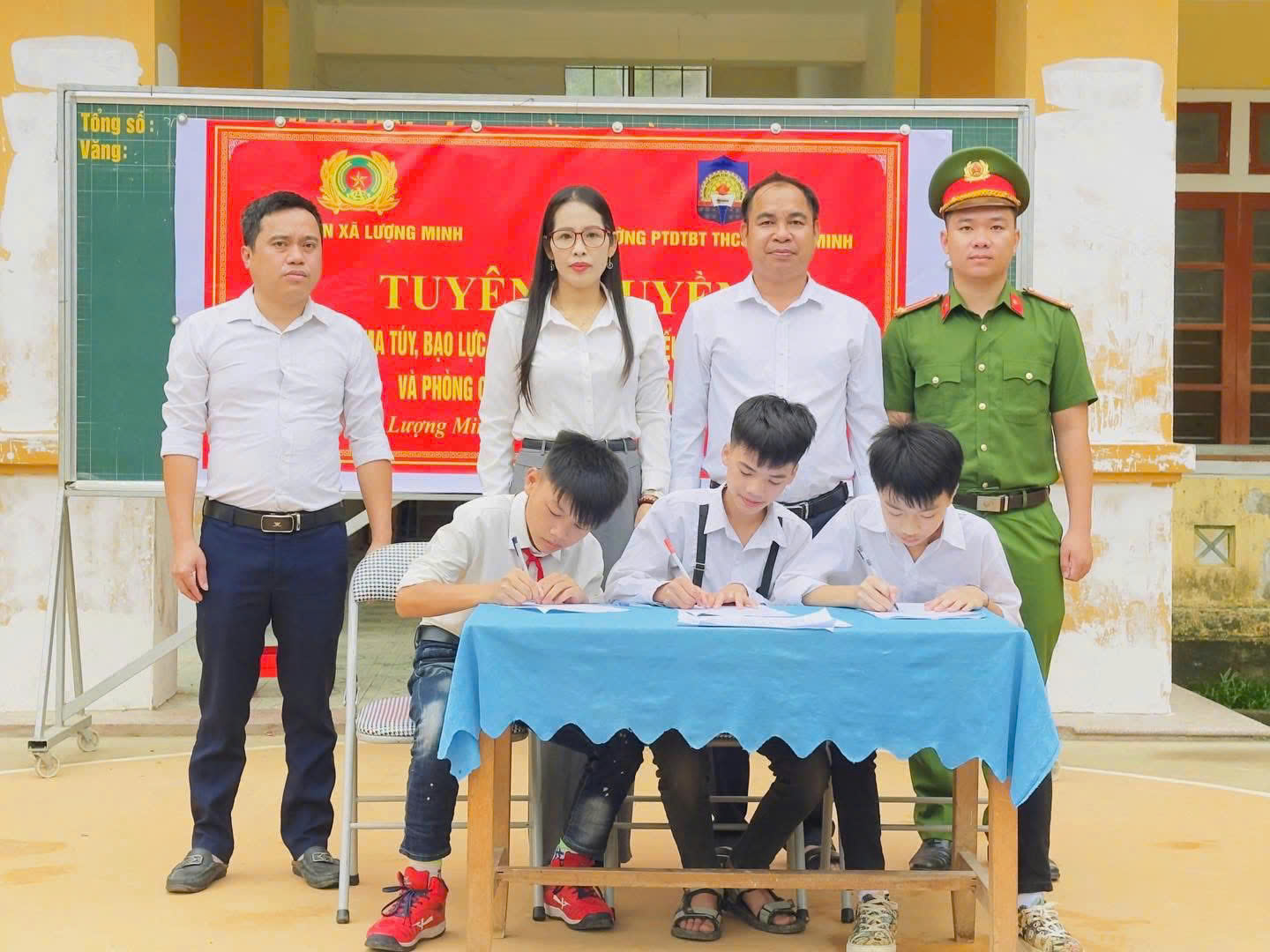 Học sinh ký cam kết